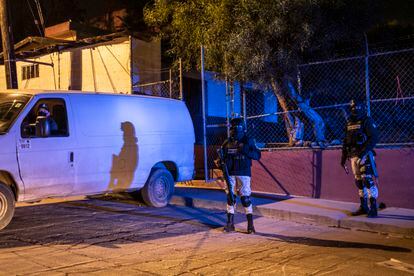 Agentes de policía trabajan en la escena donde ocurrió un asesinato en la delegación Sánchez Taboada, en Tijuana, el pasado 26 de enero.
