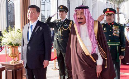 El presidente chino, Xi Jinping, y el rey saudí, Salmán, este martes en Riad.