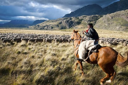 Un gaucho ataviado con las tradicionales botas altas, pantalones abolsados y boina, en la Patagonia chilena.