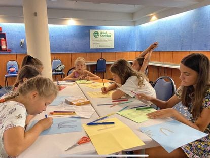 Participantes del programa Temps per Cures en una actividad en Lloret de Mar durante el verano.