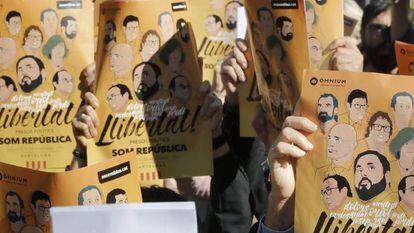 Una pegada de carteles pide en Barcelona libertad para los "presos políticos"