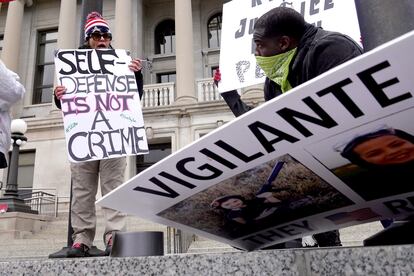 Protesters for and against Kyle Rittenhouse at the entrance to the Kenosha (Wisconsin) court.