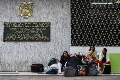 Migrantes venezolanos esperan frente al Centro Nacional de Atención en Frontera con sus pertenencias en Tulcán (Ecuador). 