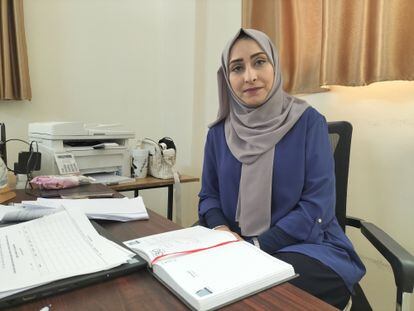 La psicóloga Rula al Sharif, en su despacho en Gaza capital.