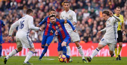 Leo Messi lleva el bal&oacute;n ante Cristiano Ronaldo y Luka Modric, en un Barcelona-Real Madrid de La Liga espa&ntilde;ola.