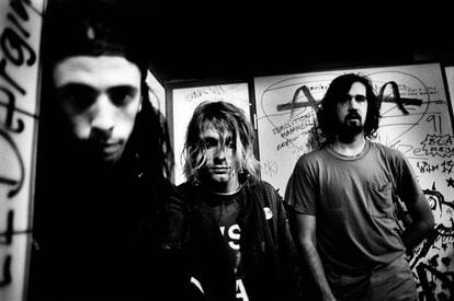 De izquierda a derecha, Dave Grohl, Kurt Cobain y Krist Novoselic, los tres componentes de Nirvana, en una imagen de principios de los años noventa.

