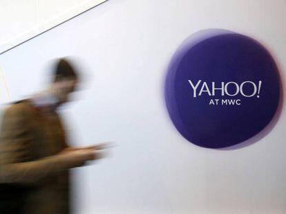 Un usuario, ante el logotipo de Yahoo.