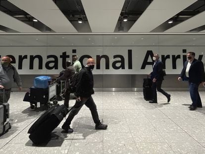 Llegada de pasajeros a la T-5 del aeropuerto londinense de Heathrow, Londres, este viernes.