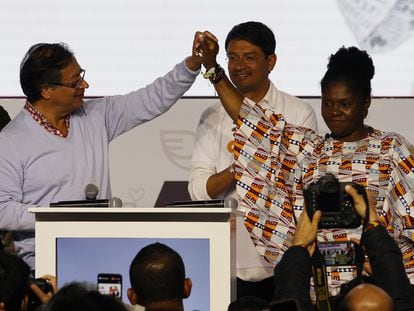 Gustavo Petro, candidato a la presidencia de Colombia del Pacto Histórico, habla acompañado de Francia Márquez y Camilo Romero.
