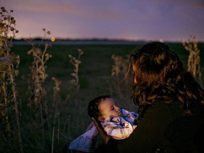 Madre e hijo. Condado de Hidalgo, Texas (Estados Unidos).