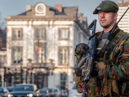 Un militar belga custodia la residencia del primer ministro, en el centro de Bruselas.