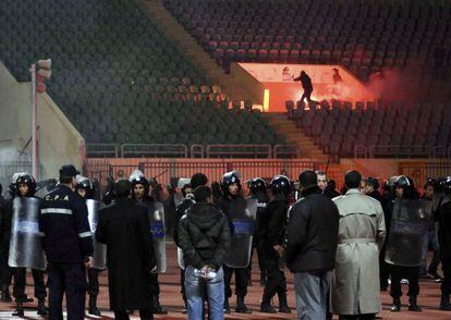 Fotograf&iacute;a de archivo tomada el 1 de febrero de 2012 que muestra a hinchas enfrent&aacute;ndose a la polic&iacute;a en el estadio de Port Said.