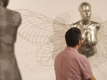 Un visitante observa una de las obras de Dora Salazar expuestas en el Koldo Mitxelena.