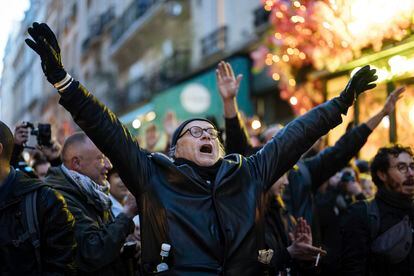 Manifestantes durante una protesta en contra de la reforma de las pensiones de Macron, este domingo en París.