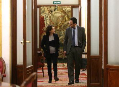  Soraya Saenz de Santamaria y Antonio Hernando conversan por los pasillos del Congreso de los Diputados