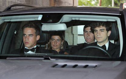 El torero Gonzalo Caballero (en el asiento de copiloto), a su llegada a la fiesta de Victoria de Marichalar junto a otros amigos.
