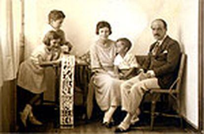 José Ortega y Gasset y Rosa Spottorno, con sus hijos Soledad, Miguel y José, sentado entre sus padres, en Zumaya (1923).