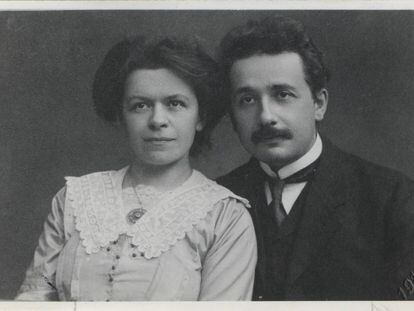 Albert Einstein junto a su compañera de estudios y pareja, la matemática Mileva Marić, en 1912.