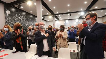 Iceta saluda a los consejeros nacionales del PSC durante la ovación que le han dispensado. A la derecha, Salvador Illa. / PSC