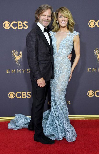 Felicity Huffman y William H. Macy, la pareja doble nominada de la noche. Ella, por American Crime y él, por Shameless. Felicitya va vestida por Tony Ward.