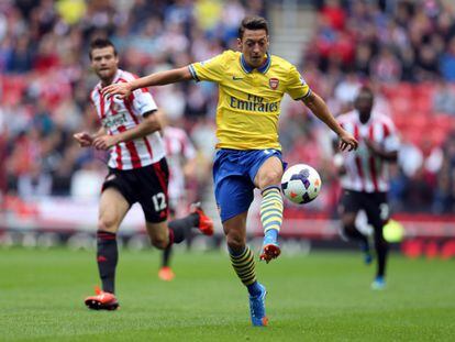 Özil controla la pelota ante el Sunderland.