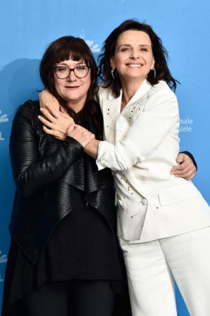 Isabel Coixet (a la izquierda) y Juliette Binoche, ayer en Berlín.