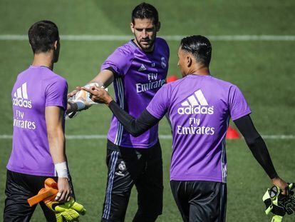 Los porteros del Real Madrid Yañez (I) Casilla (C) y Navas en un entrenamiento.