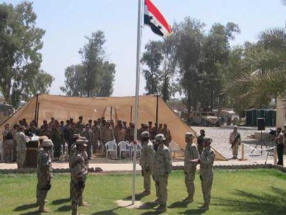 Ceremonia de entrega de la base de EE UU en Baquba al Ejército iraquí.