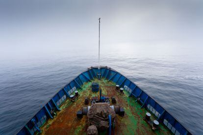 Un barco navega por el Mar de Kara, en el océano Glaciar Ártico, donde se localiza la isla Soledad.