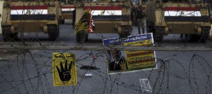 Posters a favor del expresidente Morsi en una barrera policial frente al palacio presidencial de El Cairo, el 15 de noviembre.