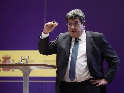 El ministro de Inclusión, Seguridad Social y Migraciones, José Luis Escrivá, en una rueda de prensa el 17 de noviembre.