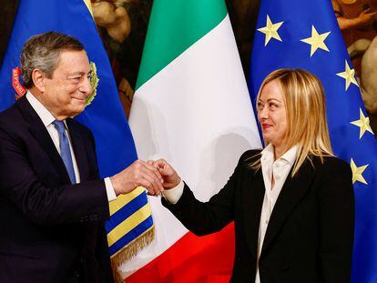 Giorgia Meloni recibe la campanilla que simboliza el traspaso de poder de manos de su predecesor, Mario Draghi, el 23 de octubre de 2022 en Roma.