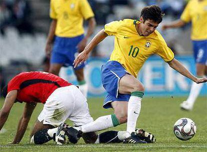 El jugador egipcio Mohamed trata de robarle el balón al brasileño Kaká.