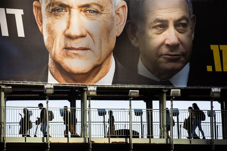 Carteles electorales de Netanyahu y Gantz, en febrero en Tel Aviv.