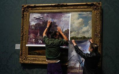 Dos activistas cubren 'La carreta de heno', de Constable, con otra pintura.