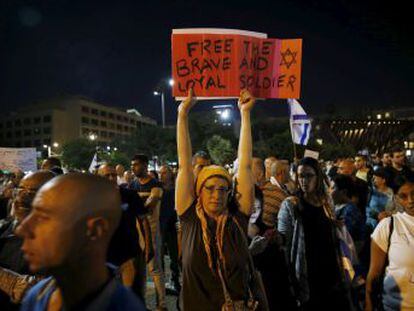 El fiscal inculpa por homicidio al militar que remató a un joven. Miles de personas le apoyan en Tel Aviv