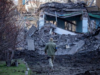 Un hombre camina junto a una escuela destruida por los bombardeos en Kramatorsk (Ucrania).
