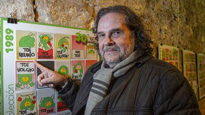 El creador del Toi, Jordi Català, en la exposición de la particular mascota que arrasó en los noventa y que cumple 30 años.