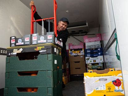 Un repartidor cargaba varias cajas con fruta en Toledo, este viernes.