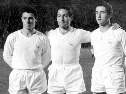 Julio Gento (II), Paco Gento y Antonio Gento (III), en la única vez que jugaron juntos, en un amistoso contra el Zúrich en el Bernabéu, en enero de 1959.