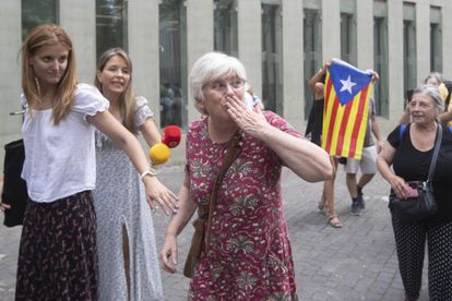 La eurodiputada de JxCat Clara Ponsatí a su salida de la Ciudad de la Justicia de Barcelona tras quedar en libertad, este lunes.
