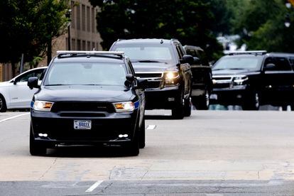 La caravana del expresidente Donald Trump a su llegada al tribunal federal de Washington en el que compareció este jueves. 
