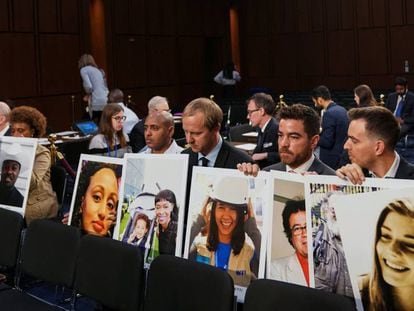 Familiares de las víctimas de los dos siniestros del B737 MAX, en una comparecencia del entonces consejero delegado de Boeing en el Senado, en octubre de 2019.