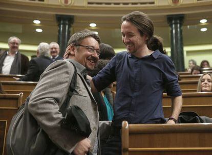 Pablo Iglesias, a la dreta, amb Xavier Domènech, portaveu d'En Comú Podem.