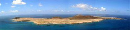 El archipiélago  Chinijo, visto desde el Mirador del Rio en Lanzarote, con la isla La Graciosa en primer plano.