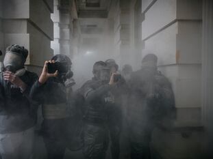 Un grupo de periodistas durante el asalto al Capitolio el miércoles 6 de enero.