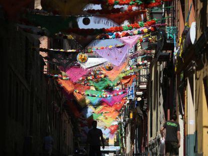 Los mantones de Manila adornan las calles de Madrid.