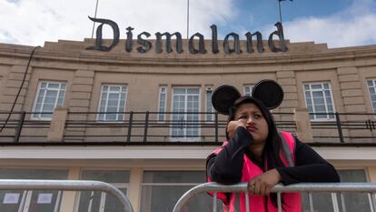 Una de las azafatas de Dismaland, un parque artístico de atracciones, parodia de Disneyland, creado por Bansky.