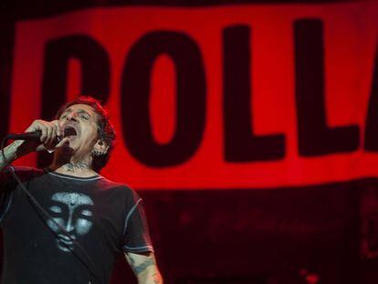 Evaristo Páramos, líder de La Polla Records, en un momento de su concierto en el  Palau Sant Jordi.