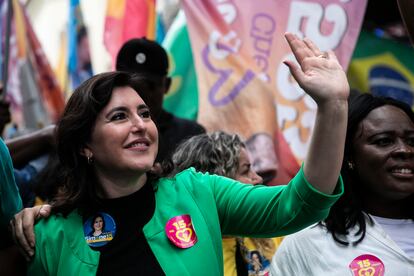 La candidata presidencial del Movimiento Democrático, Simone Tebet, saluda durante un mitin de campaña en Río de Janeiro, el 22 de septiembre de 2022.